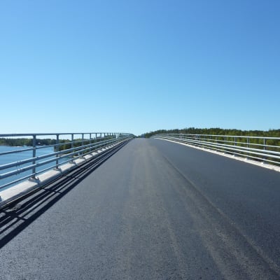 Lövö bron är en sevärdhet i sig under en rundtur på Kimitoön.