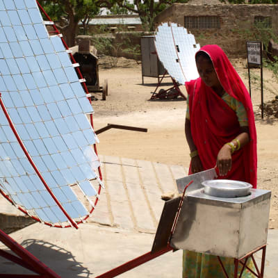 Sita Devi visar hur ett solkök fungerar
