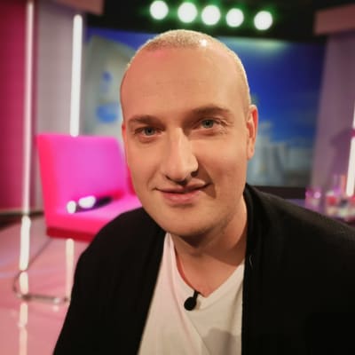 Kirjailija Max Seeck Puoli seitsemän -ohjelmassa