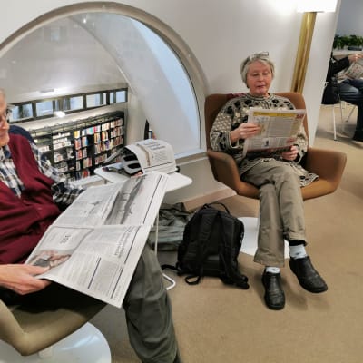 Pauli ja Marja Rautamaa lukevat lehtiä Metson lehtilukusalissa