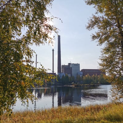 Mäntän vanha piippu ja Mäntän Energian rakennukset Koskelanlammen yli kuvattuna