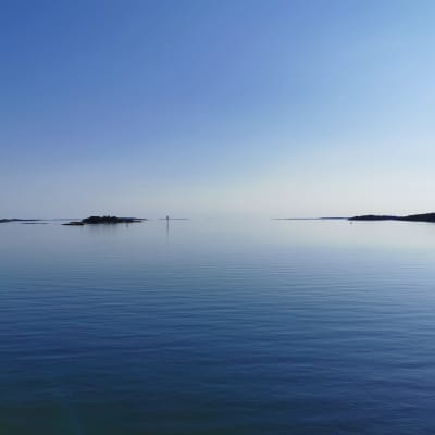havsyta med holmar i skärgården