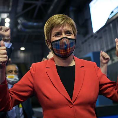 SNP:n puheenjohtaja Nicola Sturgeon juhlisti valintaansa parlamenttiin Glasgow'ssa. 