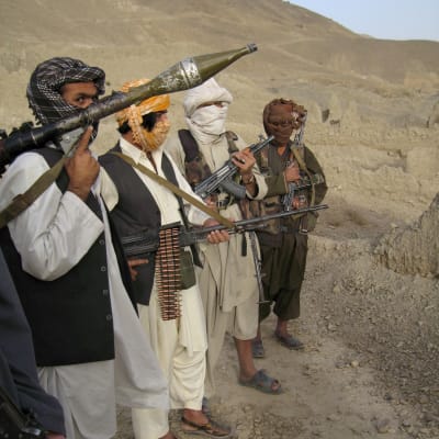 Talibaner bland bergen i Afghanistan oktober 2008.