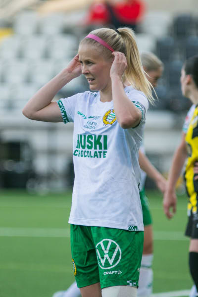 Adelina Engman dans un pull Hammarby.