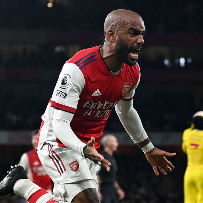 Alexandre Lacazette tuulettaa maalia.