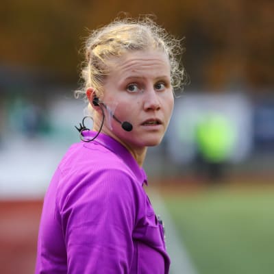 Heini Hyvönen tuomaroimassa.