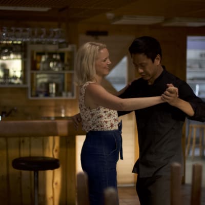 Anna-Maija Tuokko ja Chu Pak Hong tanssivat ravintolassa Mestari Cheng -elokuvassa