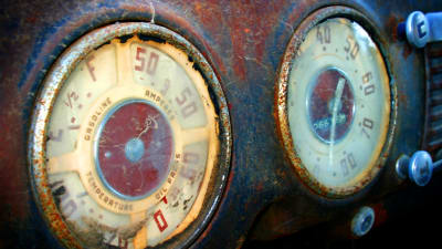 gamla rostiga hastighetsmätare och bränslemätare i en gammal bil