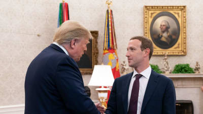 Facebooks grundare Mark Zuckerberg har fått hård kritik för sin inställsamma relation till Trump som han har träffat flera gånger privat.