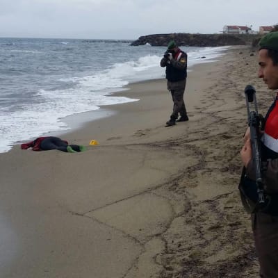 Flyktingbåt sjönk på Egeiska havet den 5 januari 2016. Elva kroppar hittades i Dikili-området som ligger söder om Ayvalik.