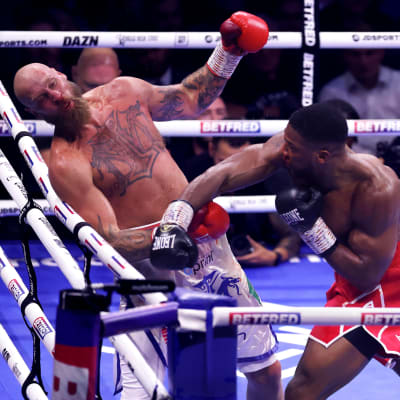 Anthony Joshua tyrmäsi Robert Heleniuksen seitsemännessä erässä. 