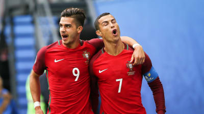 Andre Silva och Cristiano Ronaldo firar ett mål.