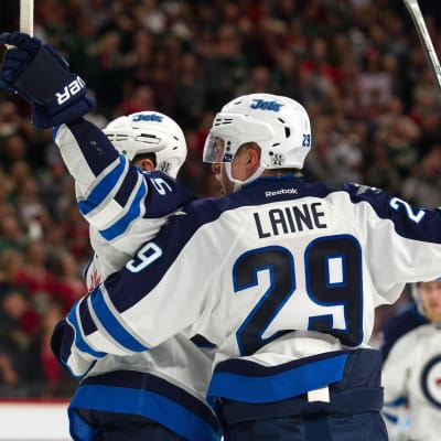Winnipeg Jets-spelarna Mark Scheifele och Patrik Laine firar ett mål.