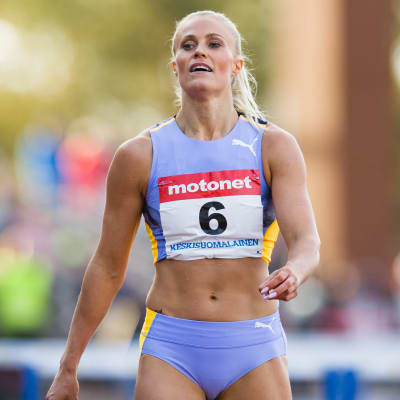 Lotta Harala på friidrottsbanan.