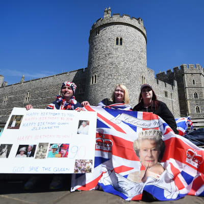 Rojalister firar drottning Elizabeths nittioårsdag vid Windsor castle.