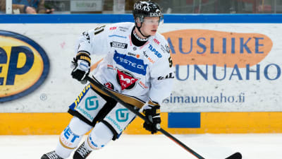 Finska ishockeylöftet Miro Aaltonen i den vita Kärpätdressen.