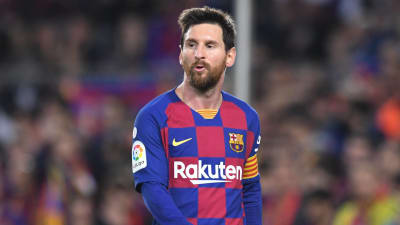 Lionel Messi går och ropar.