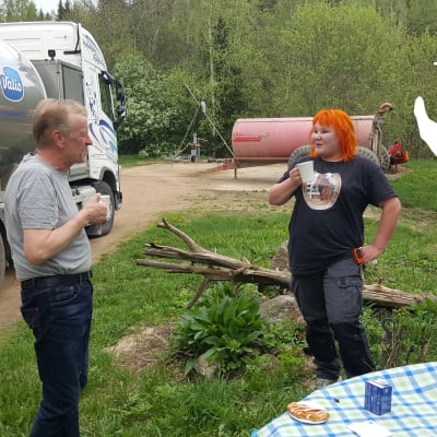 Kutsu Yle kahville -kampanjan aikana tapasimme maitotilallinen Jaakko Räikkösen ja maitonautonkuljettaja Satu Uskin keväällä 2019.