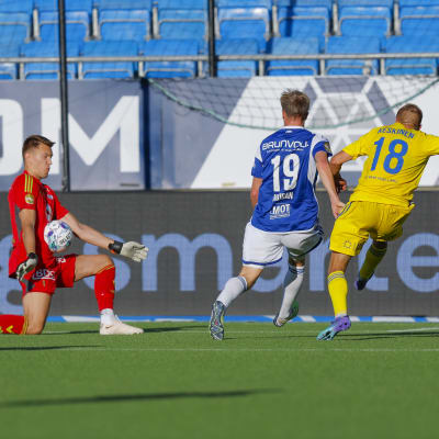 HJK:s Topi Keskinen skjuter på mål, Moldes målvakt Jacob Karlström räddar.