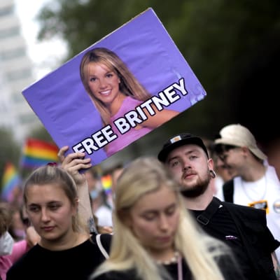 Människor protesterar för Britney Spears rättigheter utanför en domstol i Los Angeles. En person håller upp ett plakat med texten "Free Britney".