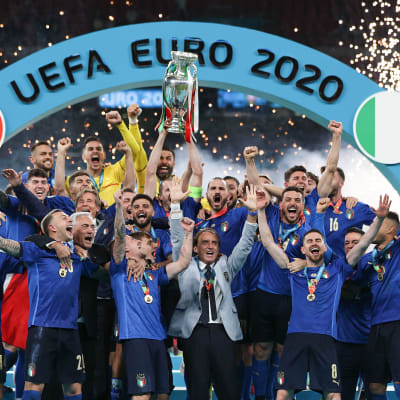 Italian pelaajat juhlivat Euroopan mestaruutta.