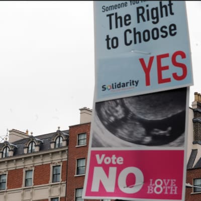 Kampanjplakat inför abortfolkomröstningen i Irland 2018.