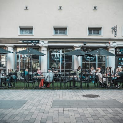 Asiakkaita ravintola Revolutionin terassilla Jyväskylässä.