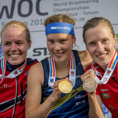 Heidi Bagstevold, Tove Alexandersson och Natalia Gemperle, medeldistansmedaljörer, VM 2016.