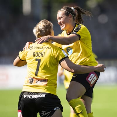 Gentjana Rochi och Anni-Maija Kauppila firar KuPS mål mot HJK.