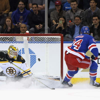 New York Rangersia edustava Kaapo Kakko (sinipaitainen) laittoi kiekon Boston Bruinsissa pelaavan maalivahdin Jeremy Swaymanin selän taakse.