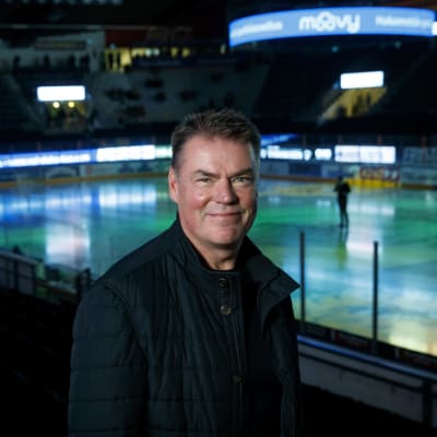 Ilves-legenda Raimo Helminen Hakametsän jäähallin viimeisessä paikallispelissä.