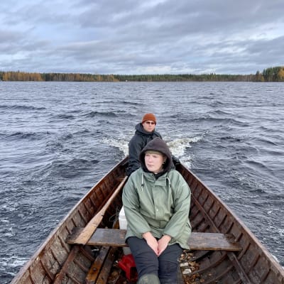 Karoliina Lehtimäki ja Lauri Hämäläinen veneilevät kalanpyydyksille Kangasvedellä. 