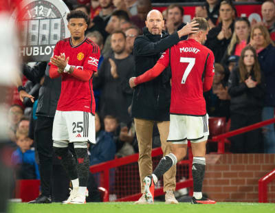 Jadon Sancho byts in och Mason Mount lämnar planen.