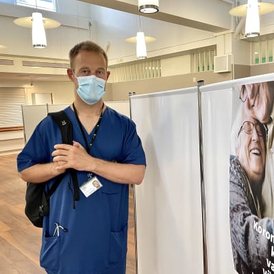 Kainuun pandemiapäällikkö Olli-Pekka Koukkari Kajaanin sairaalan vanhassa aulassa, jossa käynnissä ovat koronarokotukset.