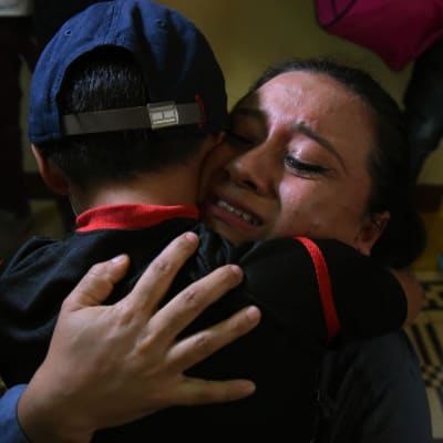 En mamma återförenas med sin son den 7 augusti 2018.