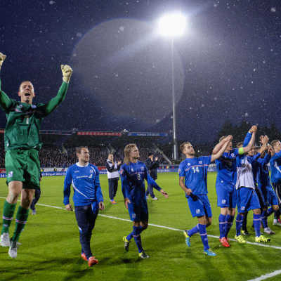 De islänska spelarna firar framgången i EM-kvalet.