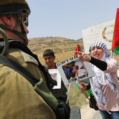 Palestinier protesterande mot Israels beskjutning av Gaza konfronterar israeliska soldater nära Nablus på Västbanken.