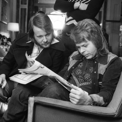 ABBA:s Björn och Benny läser intresserat en tidning i Brighton efter Eurovisionsvinsten 1974.