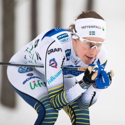 Ebba Andersson i skidspåret.