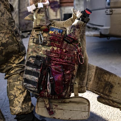 Blod på en skyddsväst som en ukrainsk soldat haft på sig.