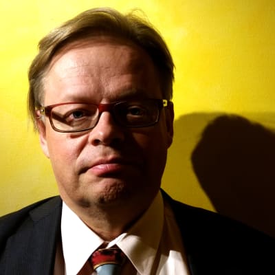 Juhan Vartiainen katsomassa Ryhmäteatteri Eduskunta 3 -näytelmää syksy 2015