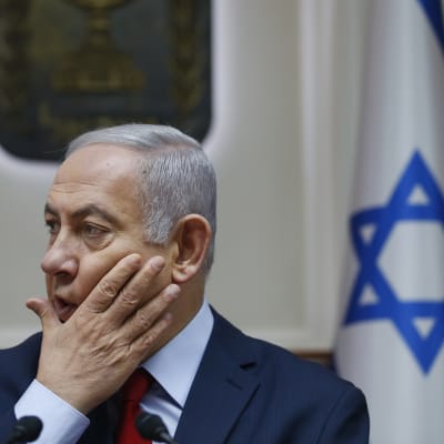 Benjamin Netanyahu ser bekymrad ut. 