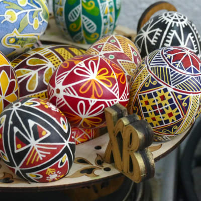 Färgglada mönstrade ukrainska påskägg, kallas pysanka.