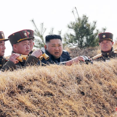 Nordkoreanska medier har under den här månaden visat bilder av hur Kim Jong-Un har omgärdats av höga officerare utan ansiktsmasker. Det anses bevisa att den högsta ledningen i landet har testats för coronaviruset. 