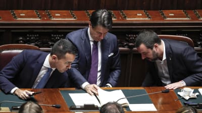  Italiens premiärminister Giuseppe Conte omgiven av Matteo Salvini och Luigi Di Maio (tv) 
