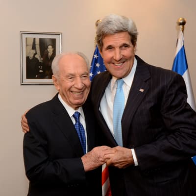 Shimon Peres och John Kerry.