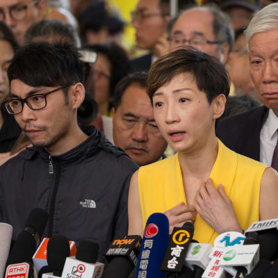 Parlamentarikern Tanya Chen håller presskonferens.