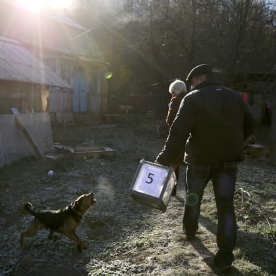 Medlemmar i valnämnden på väg till ett hem i byn Podgortsi omkring 35 kilometer från huvudstaden Kiev.