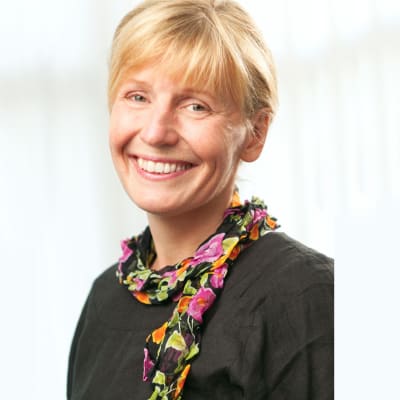 Tiina Grönroos är redaktör och arbetar för Svenska Yle